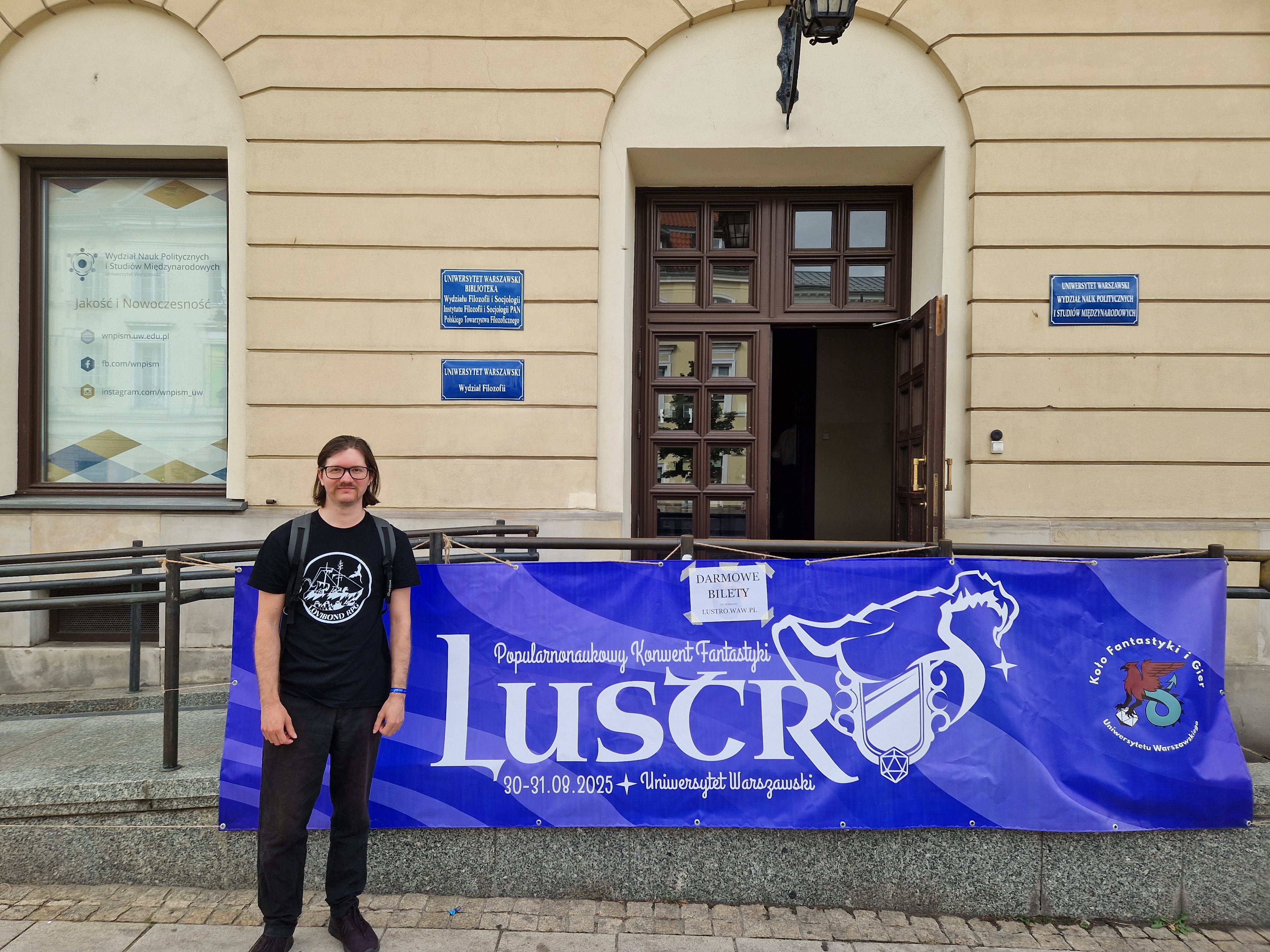 Plakat przed wejściem na Lustro